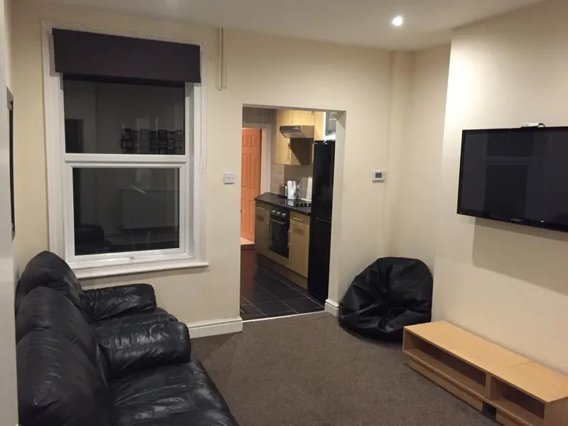 4 Bed // 2 Bath // Thesiger Street // Aug 2026 - Image 15